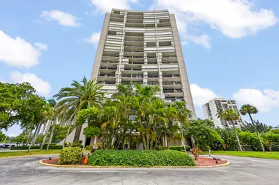 2425 PRESIDENTIAL Way 1006, West Palm Beach – Condominium for sale