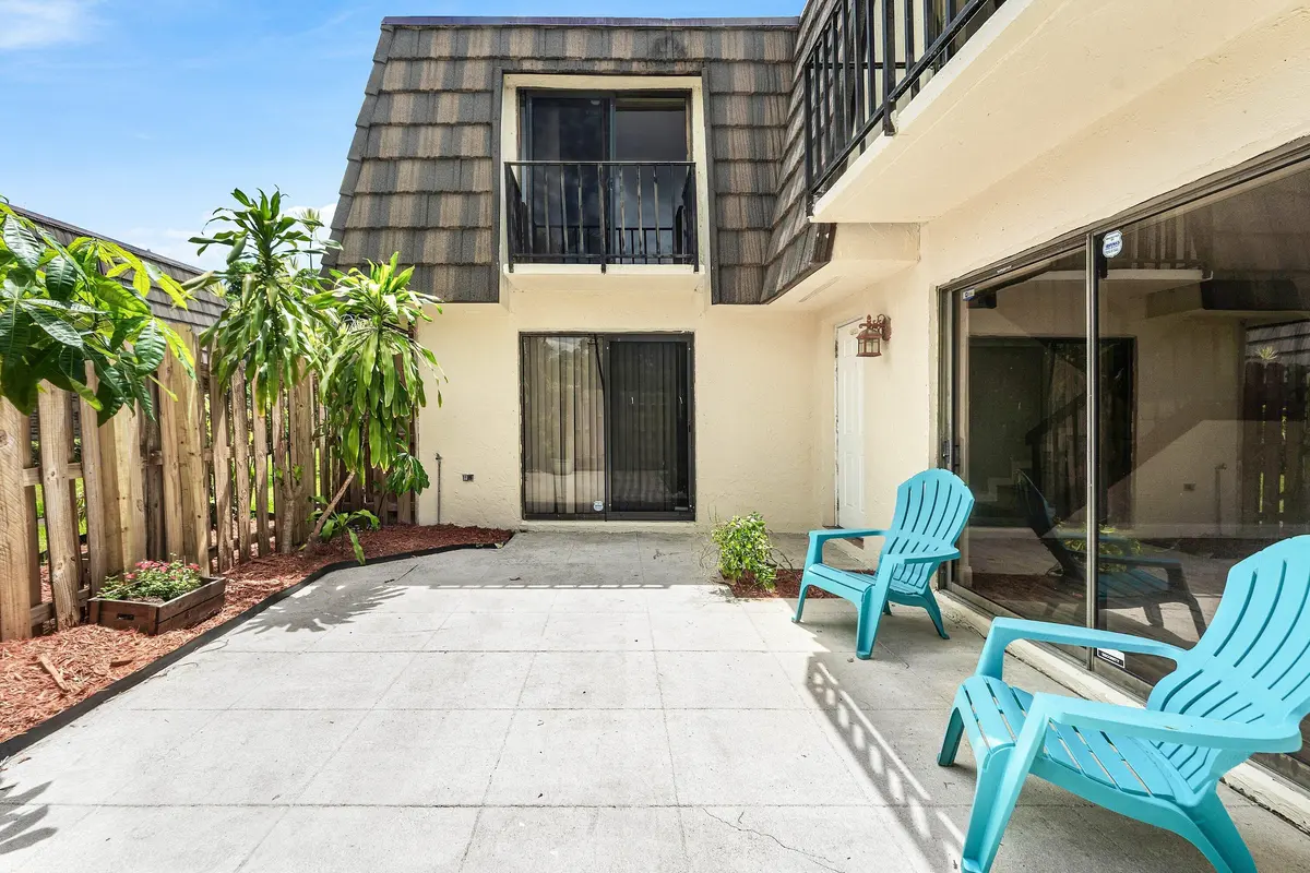 Courtyard at 1534 FOREST LAKES Circle D, West Palm Beach