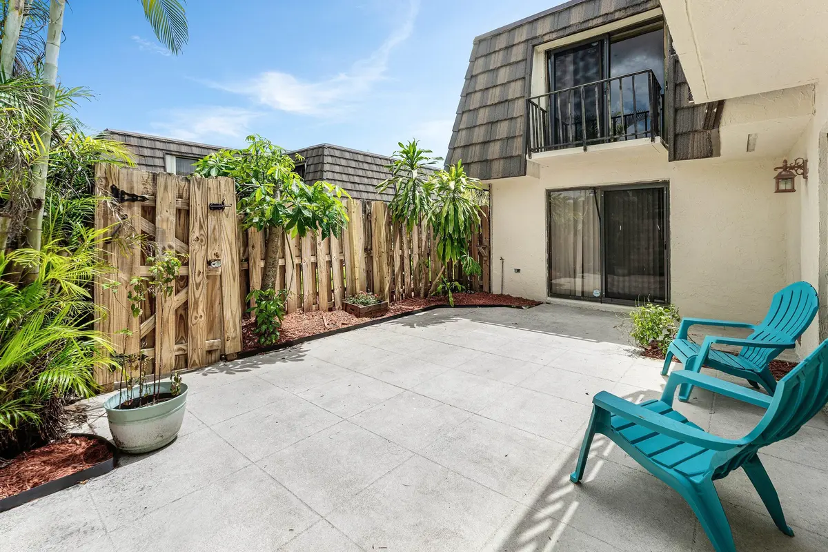 Courtyard at 1534 FOREST LAKES Circle D, West Palm Beach