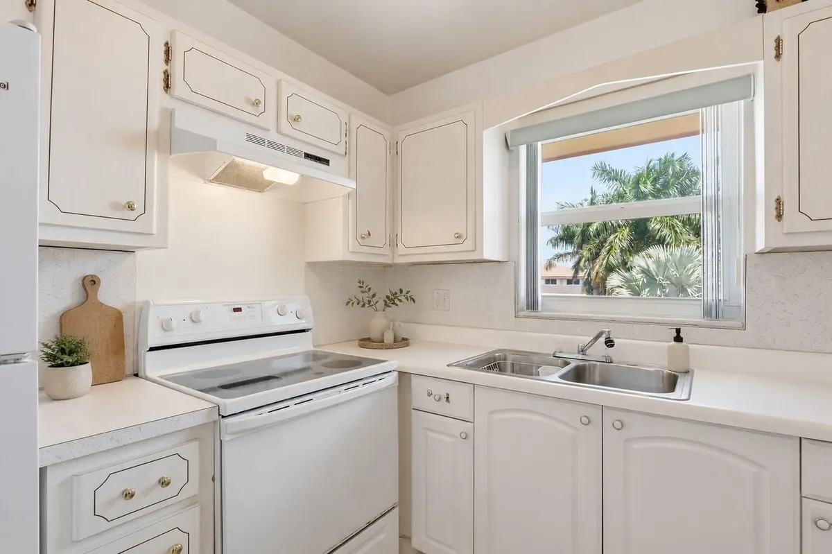 K at 5300 Washington Street 301E, Hollywood
