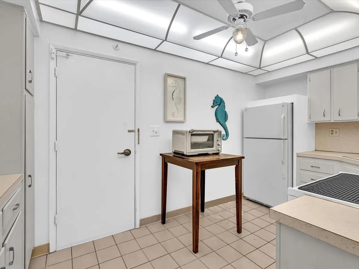 Ceiling fan at 3300 NE 36TH Street 312A, Fort Lauderdale