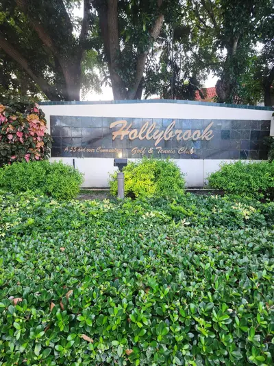 811 S Hollybrook Drive 206, Pembroke Pines – Condominium for sale