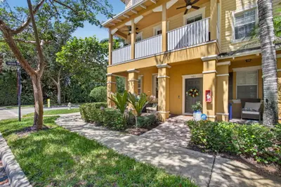 128 W Royal Palm Circle 101, Jupiter – Condominium for sale
