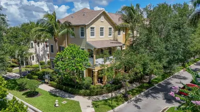 128 W Royal Palm Circle 101, Jupiter – Condominium for sale