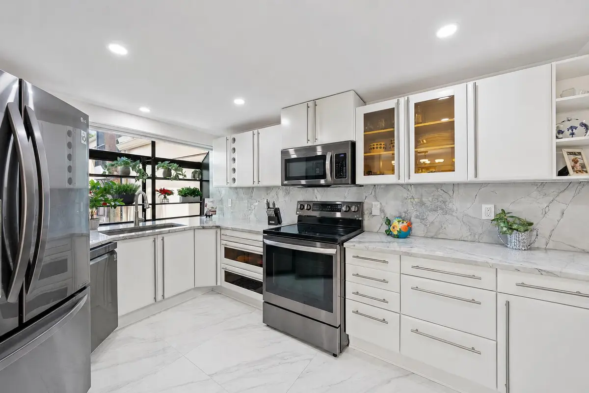 kitchen 2 at 111 Waterview Drive 1110, Palm Beach Gardens