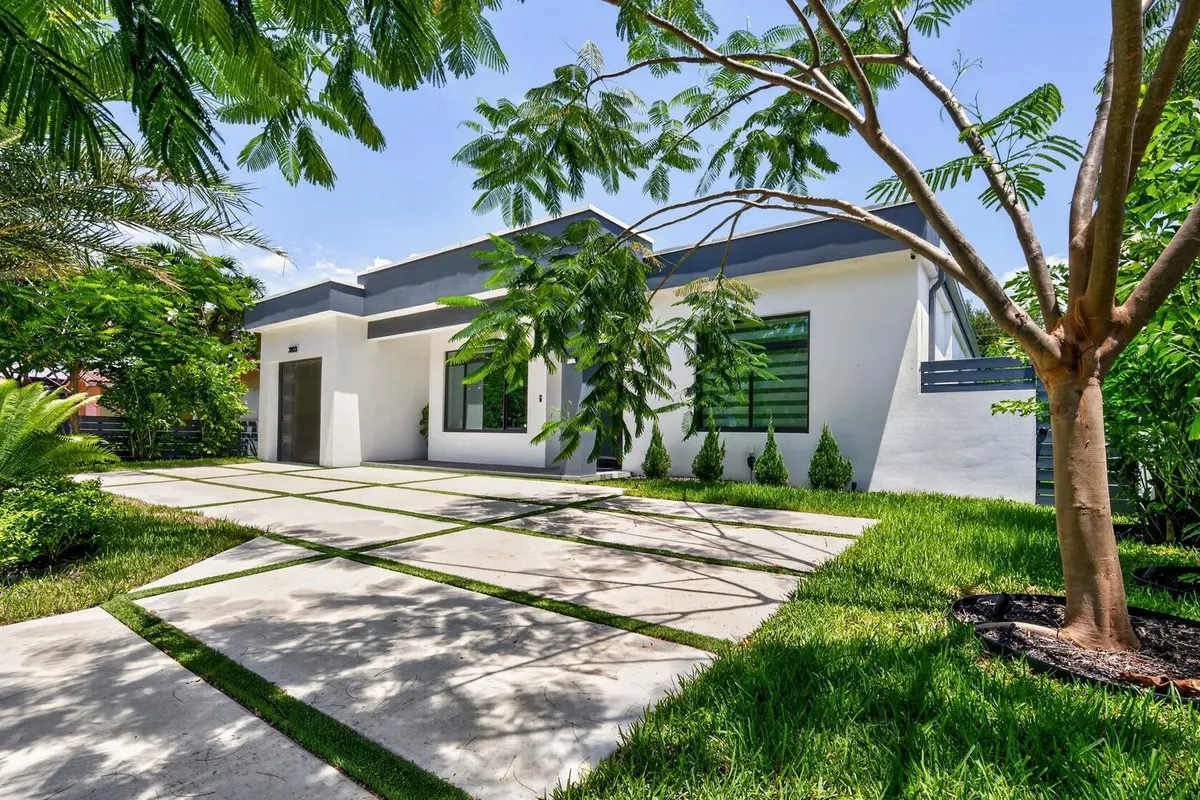005-017-Exterior Front-1500x1000 at 3933 Washington Street, Hollywood