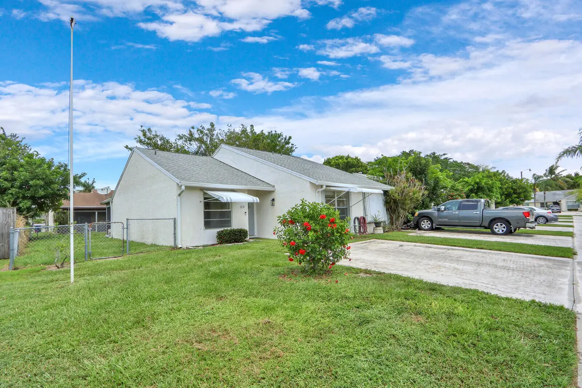 Front Yard at 113 PINEWOOD Court, Jupiter
