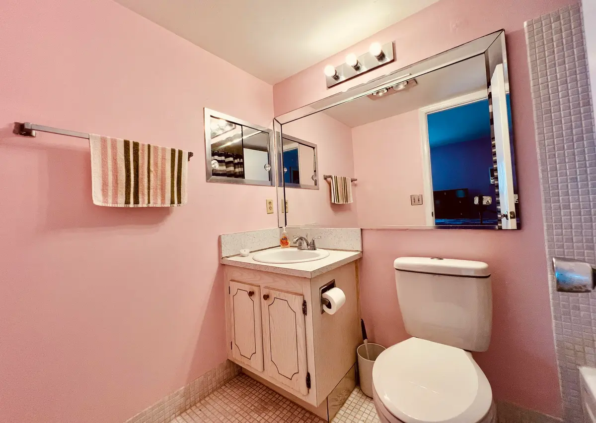 Full Ensuite Bath at 131 Camden F, West Palm Beach