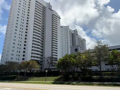 15051 Royal Oaks Lane 1603, North Miami – Condominium for rent