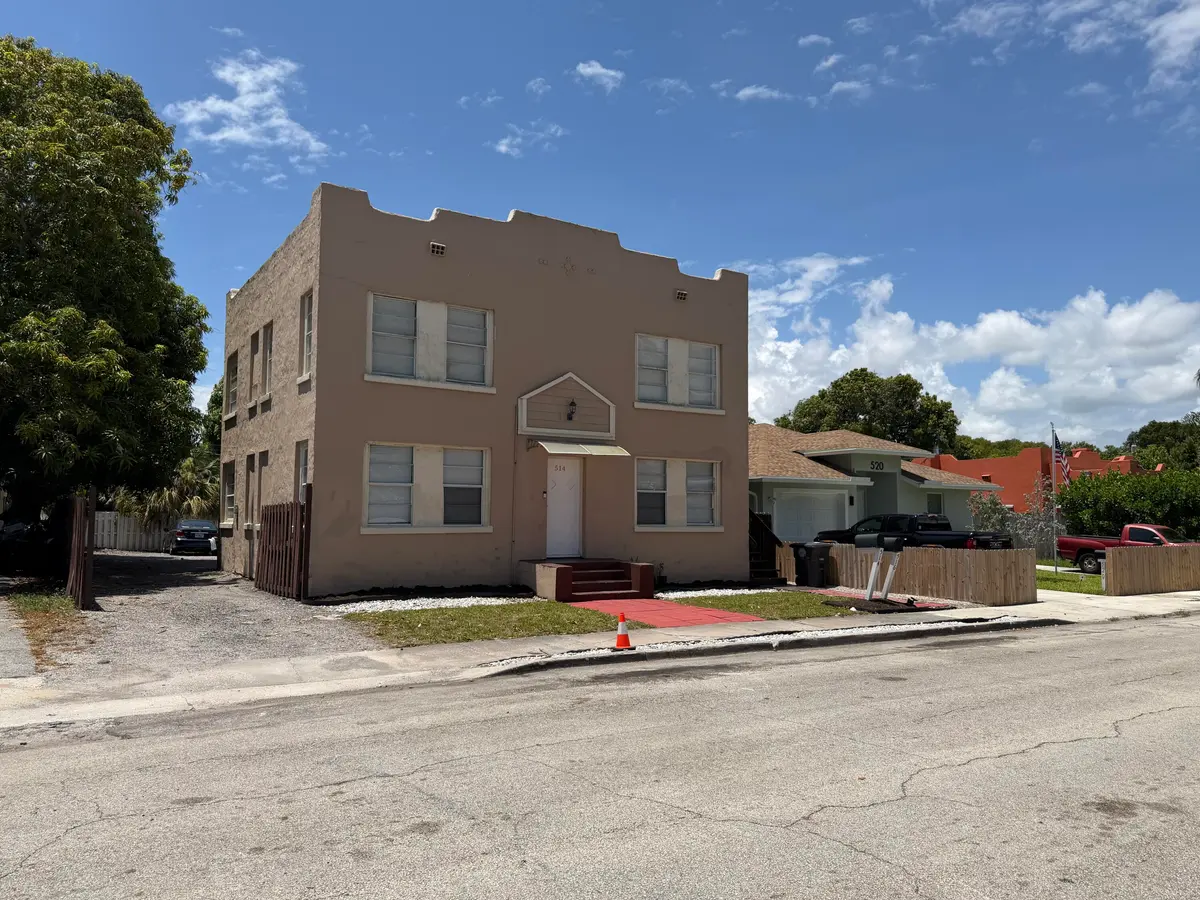 Right side view at 514 El Vedado, West Palm Beach