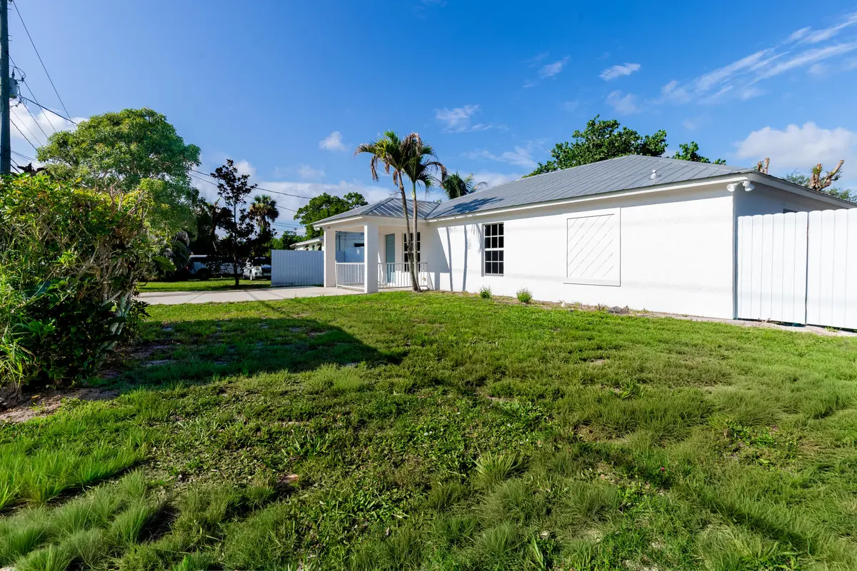 Front at 5060 SE EBBTIDE Avenue, Stuart