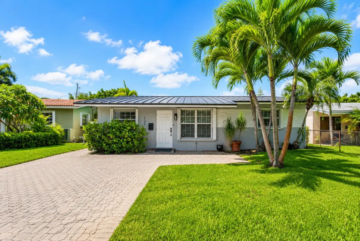 front of the house at 121 NE 55TH Street, Oakland Park