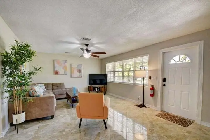 living area at 168 SE 31ST Avenue, Boynton Beach