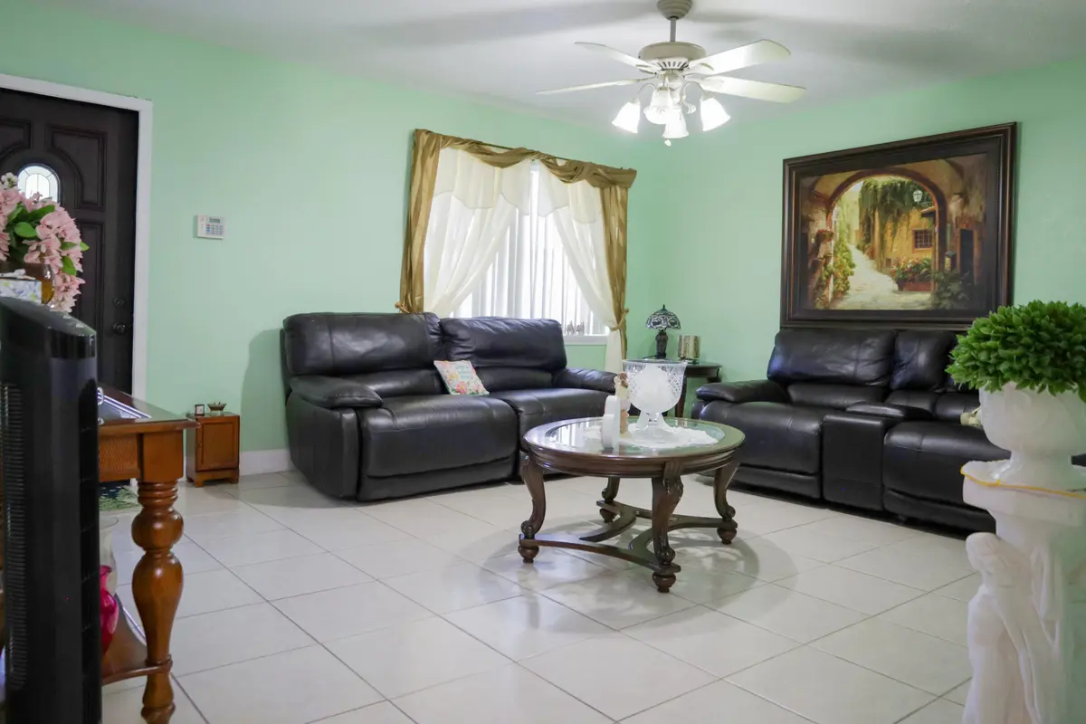 , at 3335 10th Avenue, Palm Springs