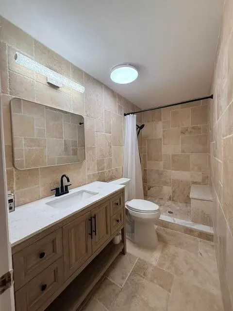 Master bathroom at 550 SW Natura Avenue, Deerfield Beach