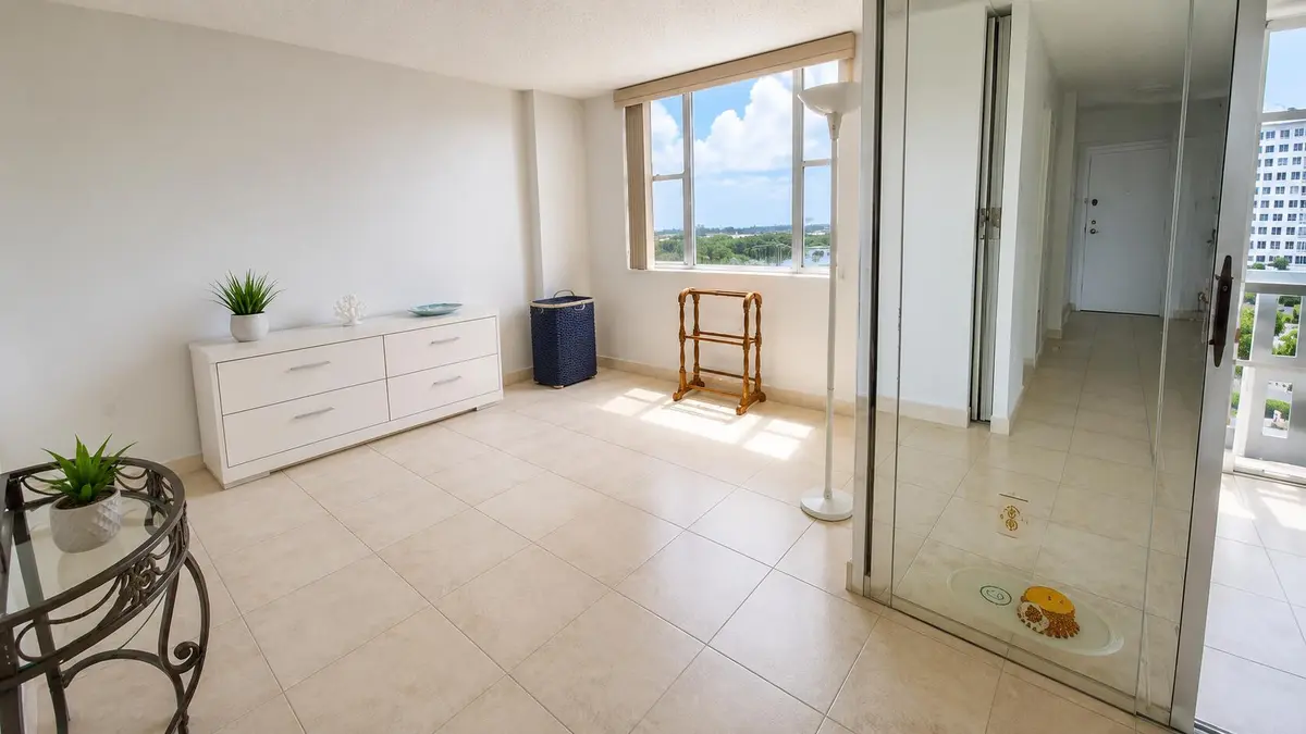 4001 705 bed3 at 4001 HILLCREST Drive 705, Hollywood