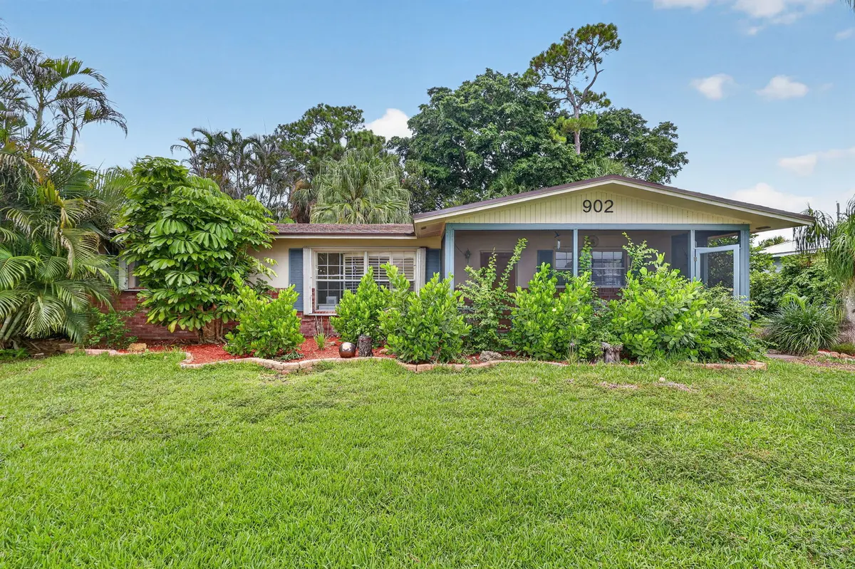 Front of Structure at 902 SE OCEAN Avenue, Stuart