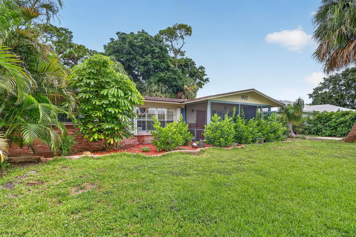 Front of Structure at 902 SE OCEAN Avenue, Stuart