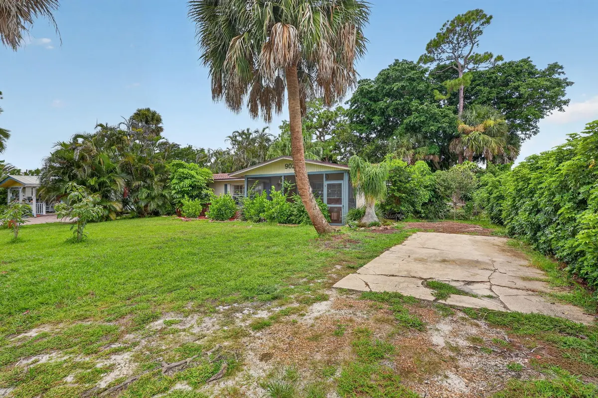 Yard at 902 SE OCEAN Avenue, Stuart