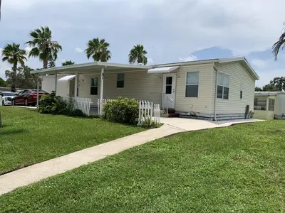 28 SE Flamenco Way, Port St. Lucie – Mobile Home for sale