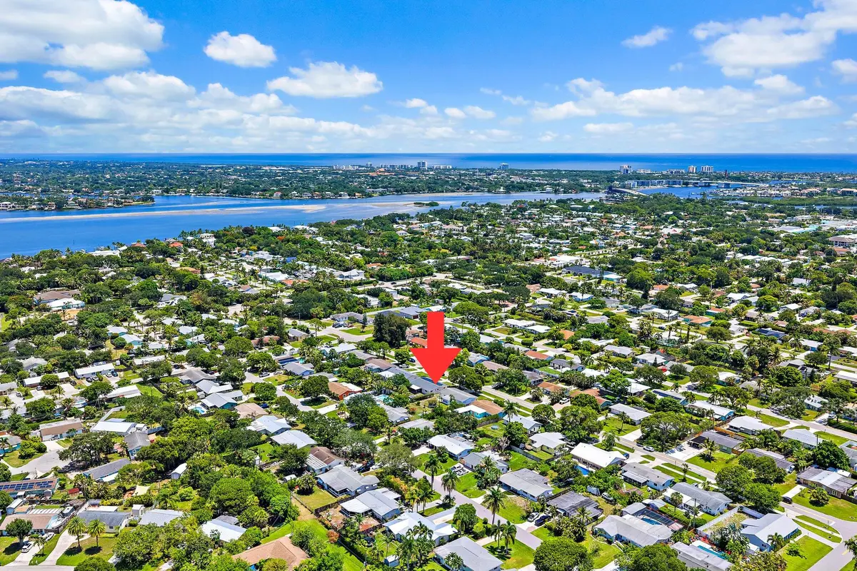 Central Location at 417 PHILADELPHIA Drive, Jupiter