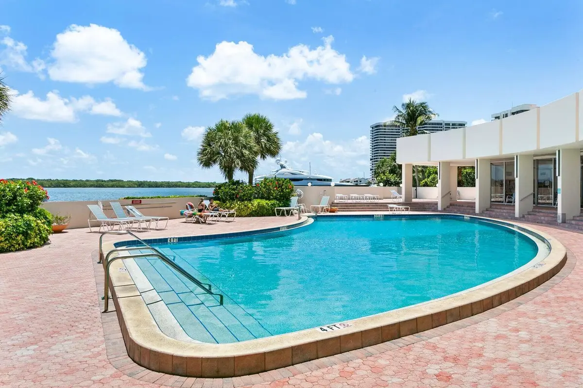 Pool at 130 LAKESHORE Drive 322, North Palm Beach
