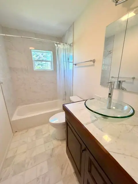 Guest Bath FULL at 3132 NE SAVANNAH Road, Jensen Beach