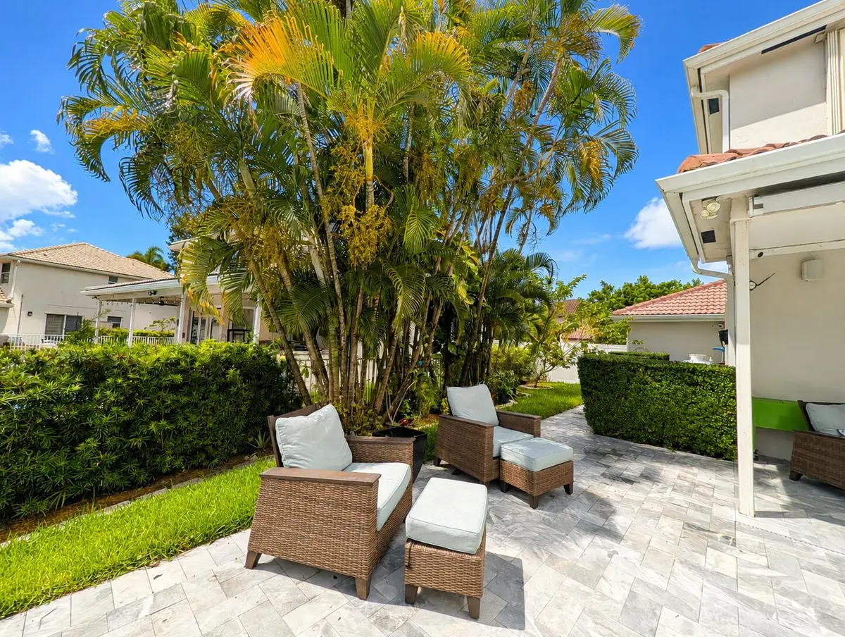 lounge area at 855 SW 174th Terrace, Pembroke Pines