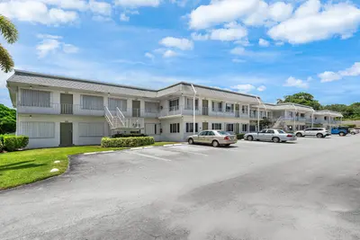 3160 LAKE OSBORNE Drive Bldg 6 Unit 206, Lake Worth Beach – Condominium for sale