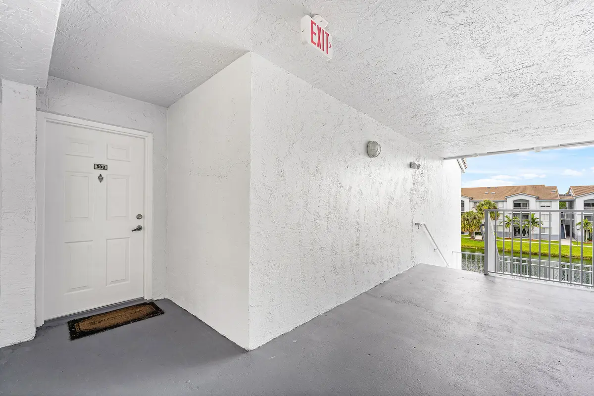 2620 S University Drive 308 at 2620 S University Drive 308, Davie