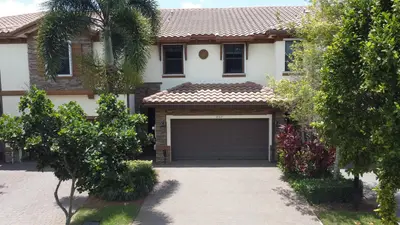807 E Village Circle, Davie – sold