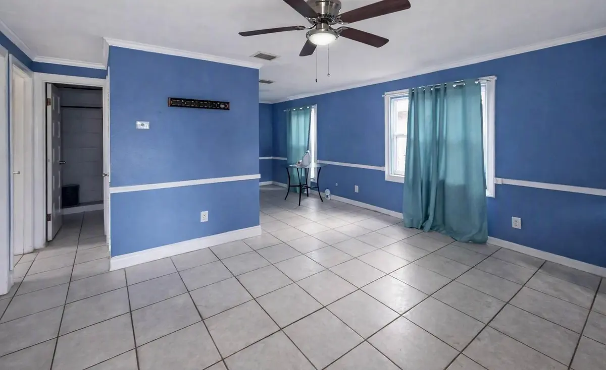 entry at 715 N 10TH Street, Fort Pierce
