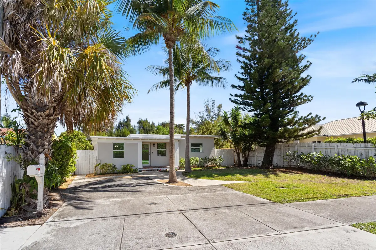 Casa Del Sole at 543 NE 3rd Avenue, Delray Beach
