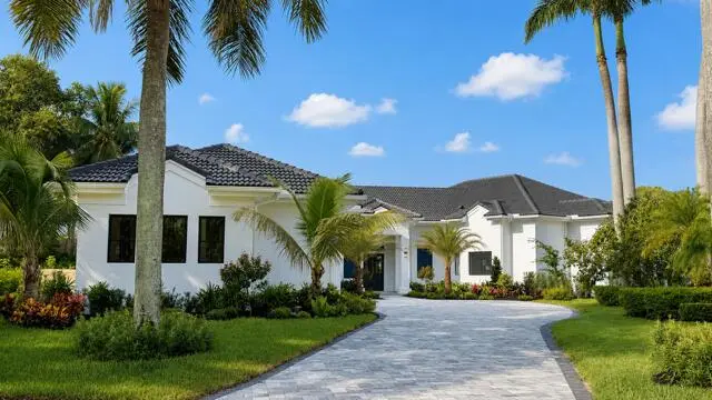 front driveway view at 2525 Seminole Circle, West Palm Beach