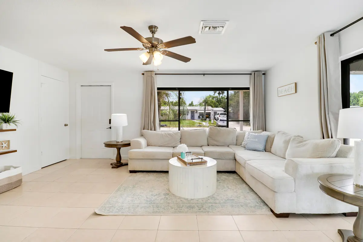 Living room at 3539 Everglades Road, Palm Beach Gardens