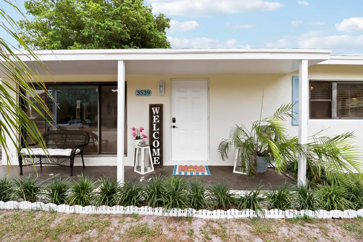 Entry at 3539 Everglades Road, Palm Beach Gardens