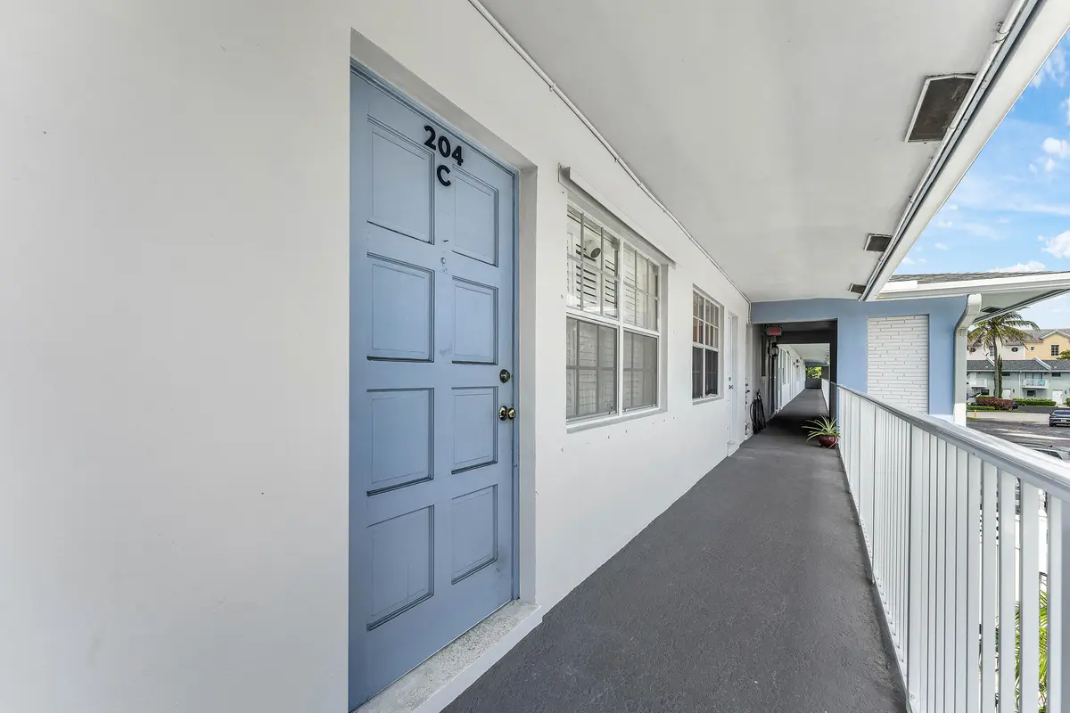 005-4111Northeast21stWay-204-LighthouseP at 4111 NE 21st Way 204, Lighthouse Point