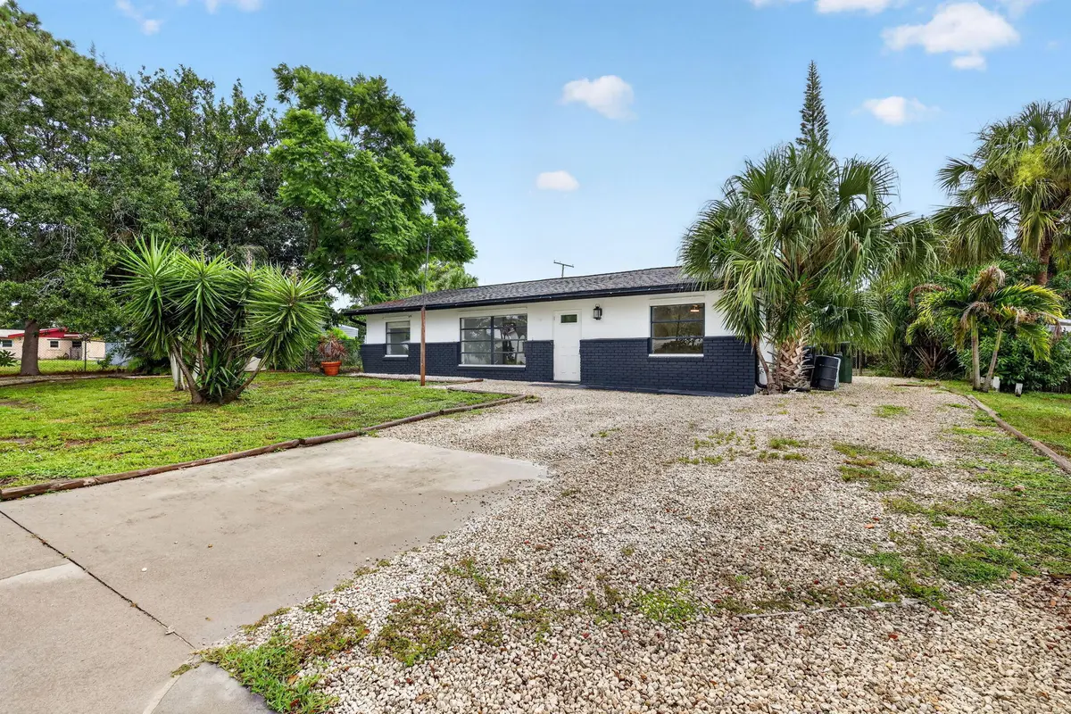 photo 2 at 820 SE 13th Street, Stuart