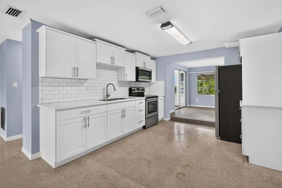 photo 9 at 820 SE 13th Street, Stuart