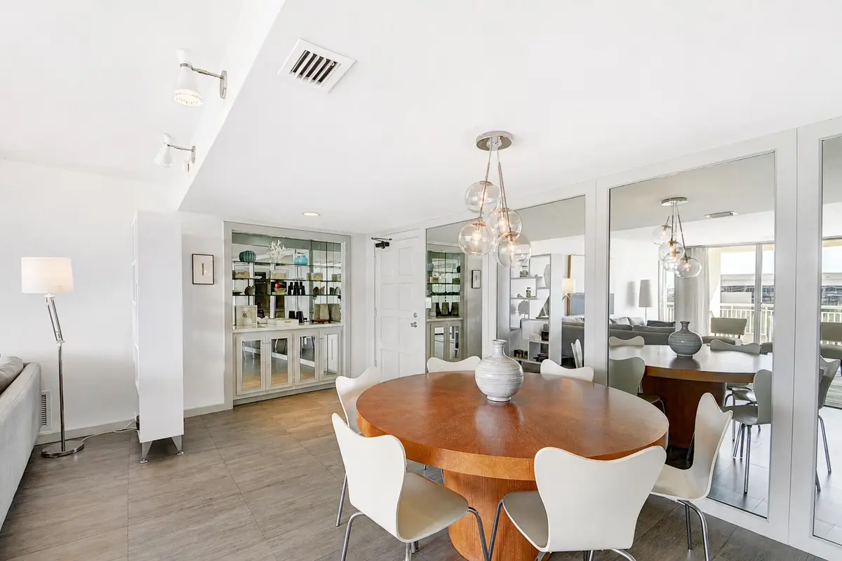 Dining at 2780 S OCEAN Boulevard 510, Palm Beach