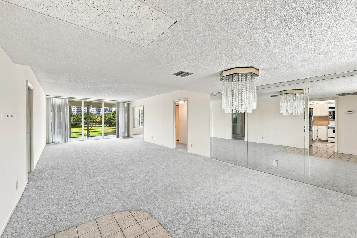 08_dining area at 555 Oaks Lane 303, Pompano Beach