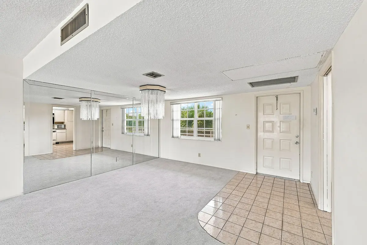 09_dining area at 555 Oaks Lane 303, Pompano Beach