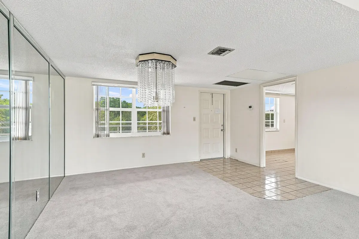 10_dining area at 555 Oaks Lane 303, Pompano Beach