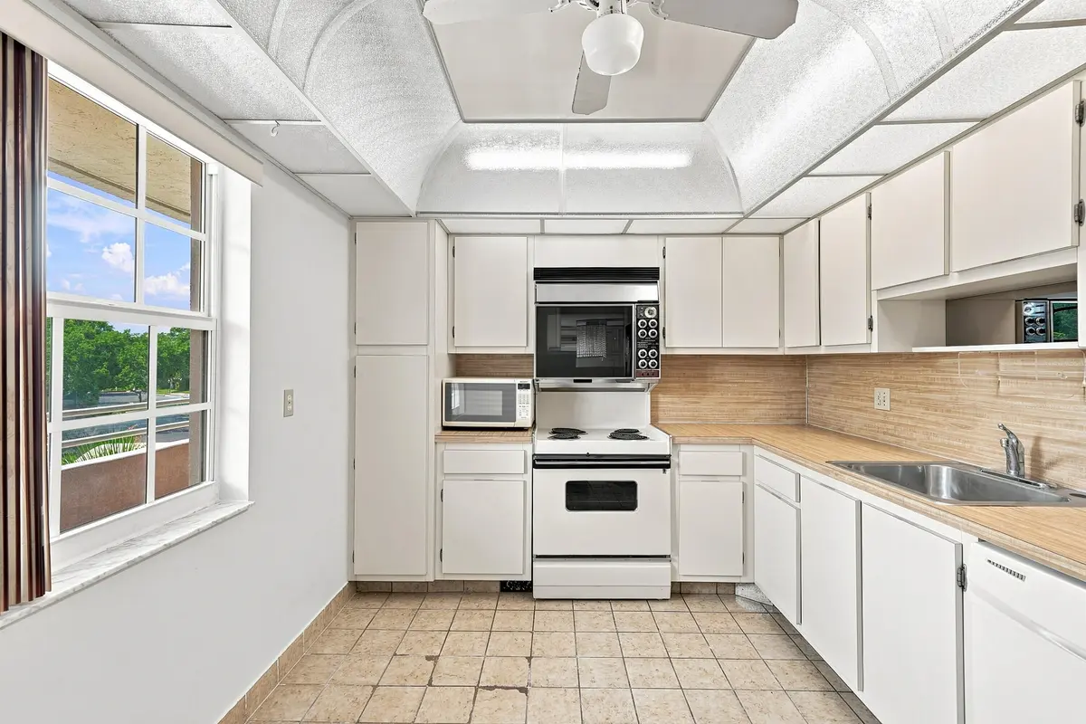11_kitchen at 555 Oaks Lane 303, Pompano Beach