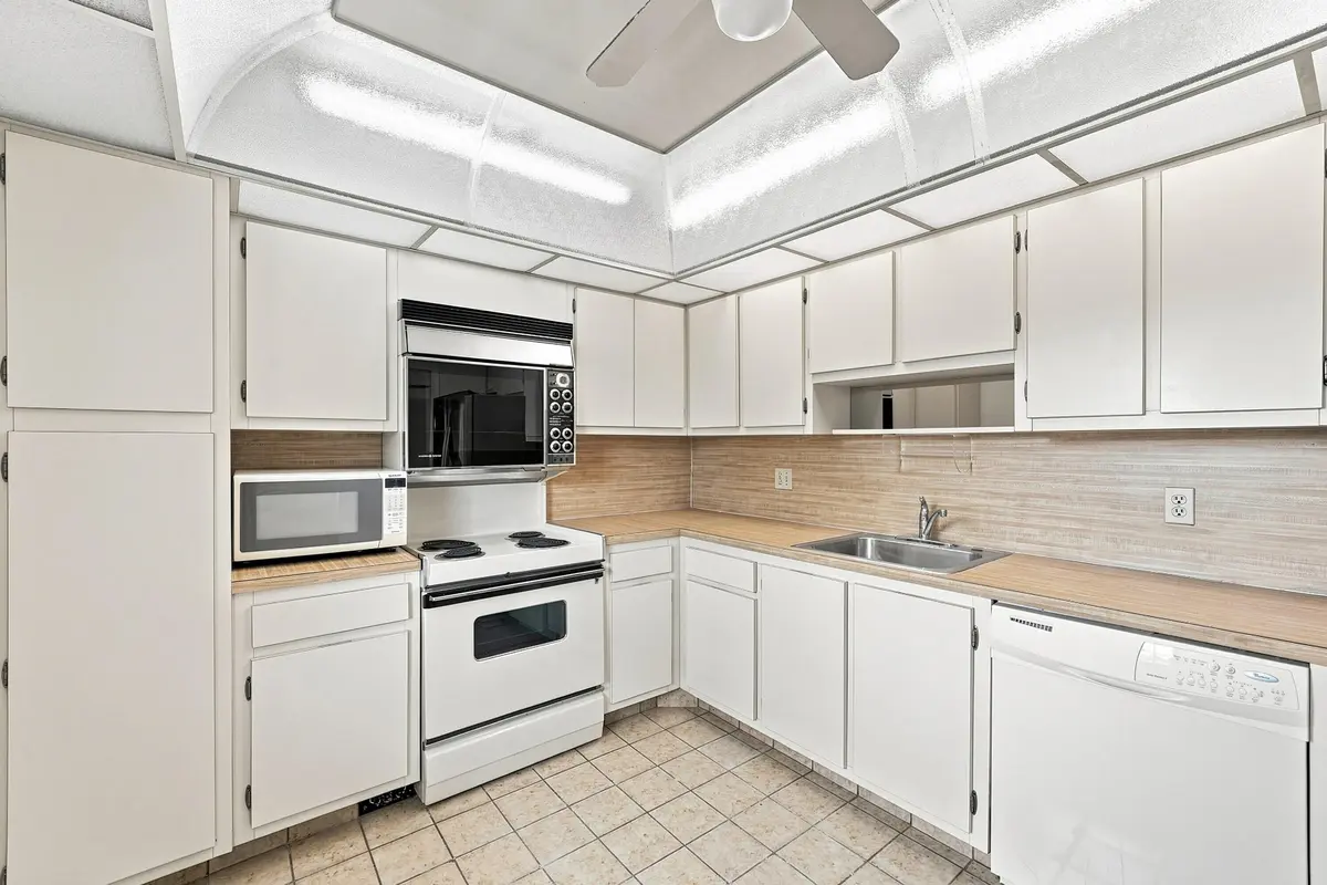 12_kitchen at 555 Oaks Lane 303, Pompano Beach