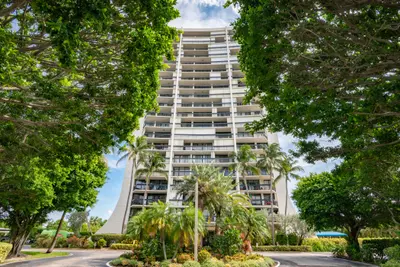2400 PRESIDENTIAL Way 1505, West Palm Beach – sold