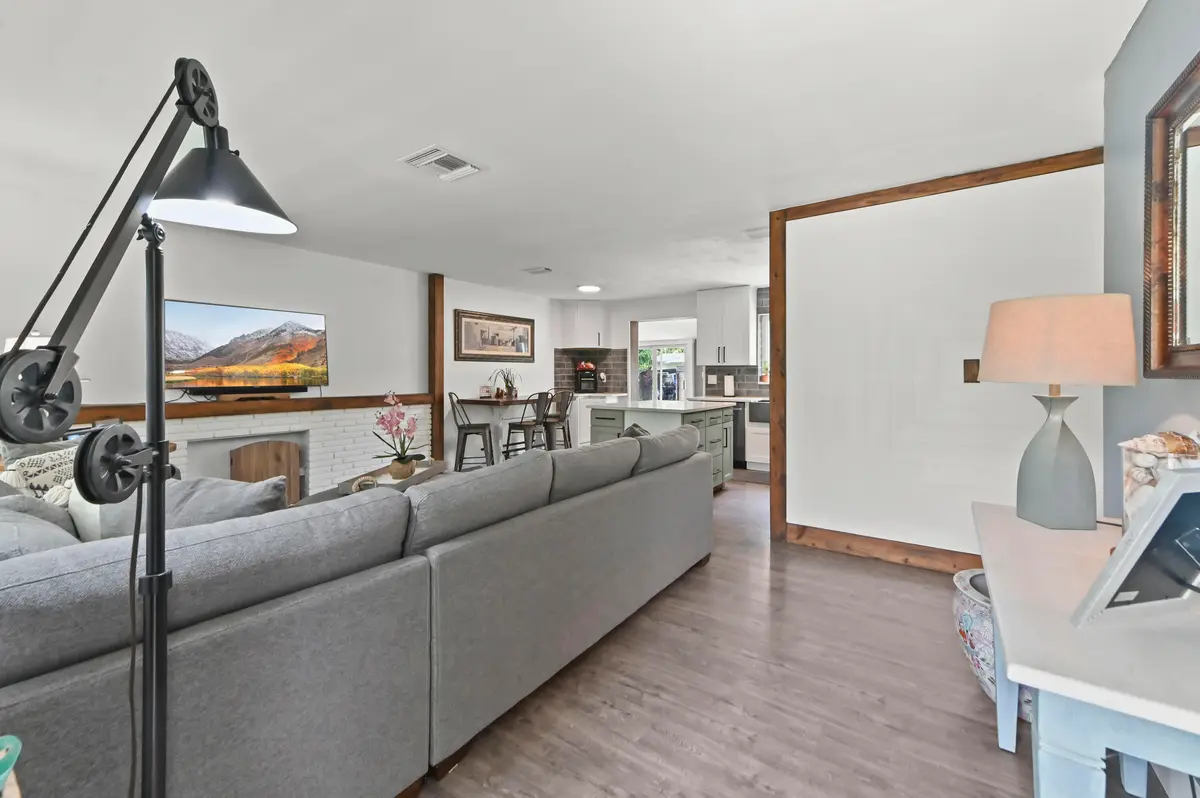 05 Living Room 01 at 415 Park Avenue, Lake Park
