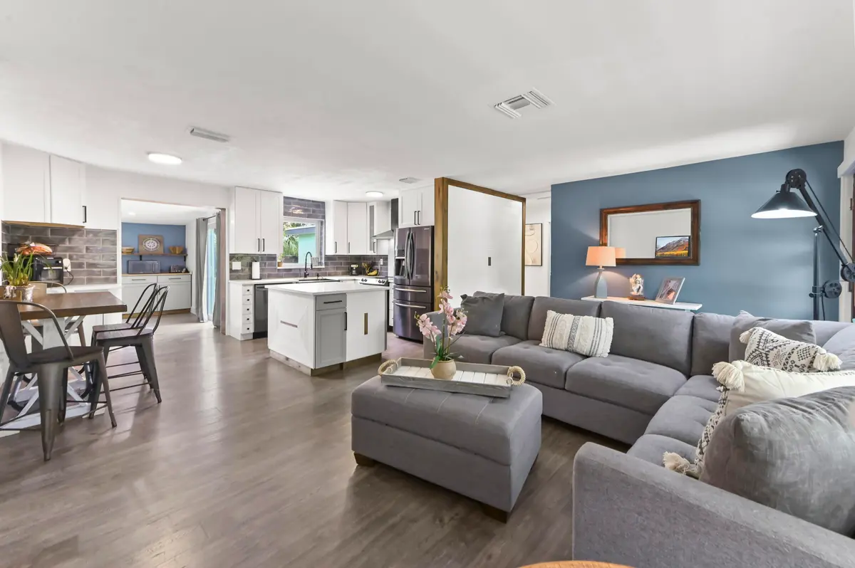 10 Living Room 06 at 415 Park Avenue, Lake Park