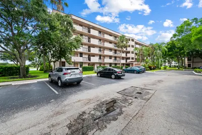 2768 CARAMBOLA Circle 101, Coconut Creek – Condominium for sale