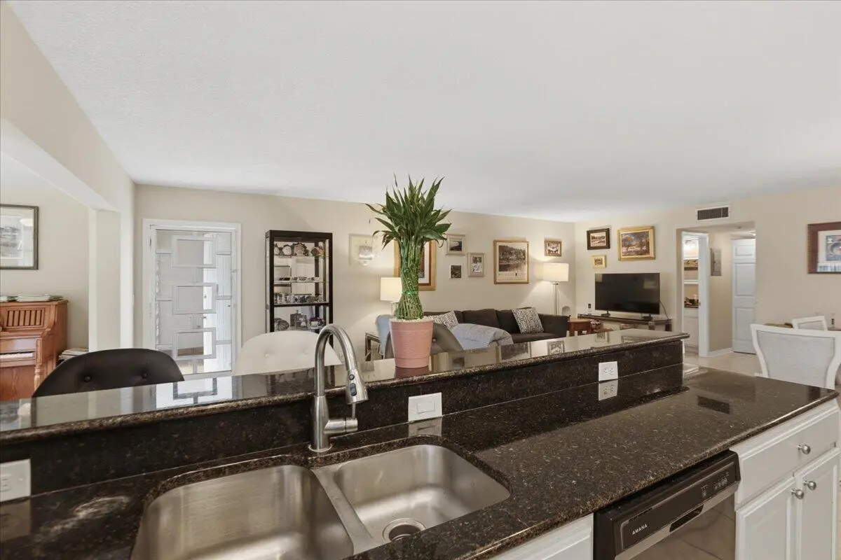 05-1O3A2265 at 1172 S Drive Circle B, Delray Beach